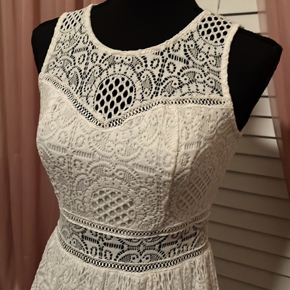 White dress - Picture 3 of 6